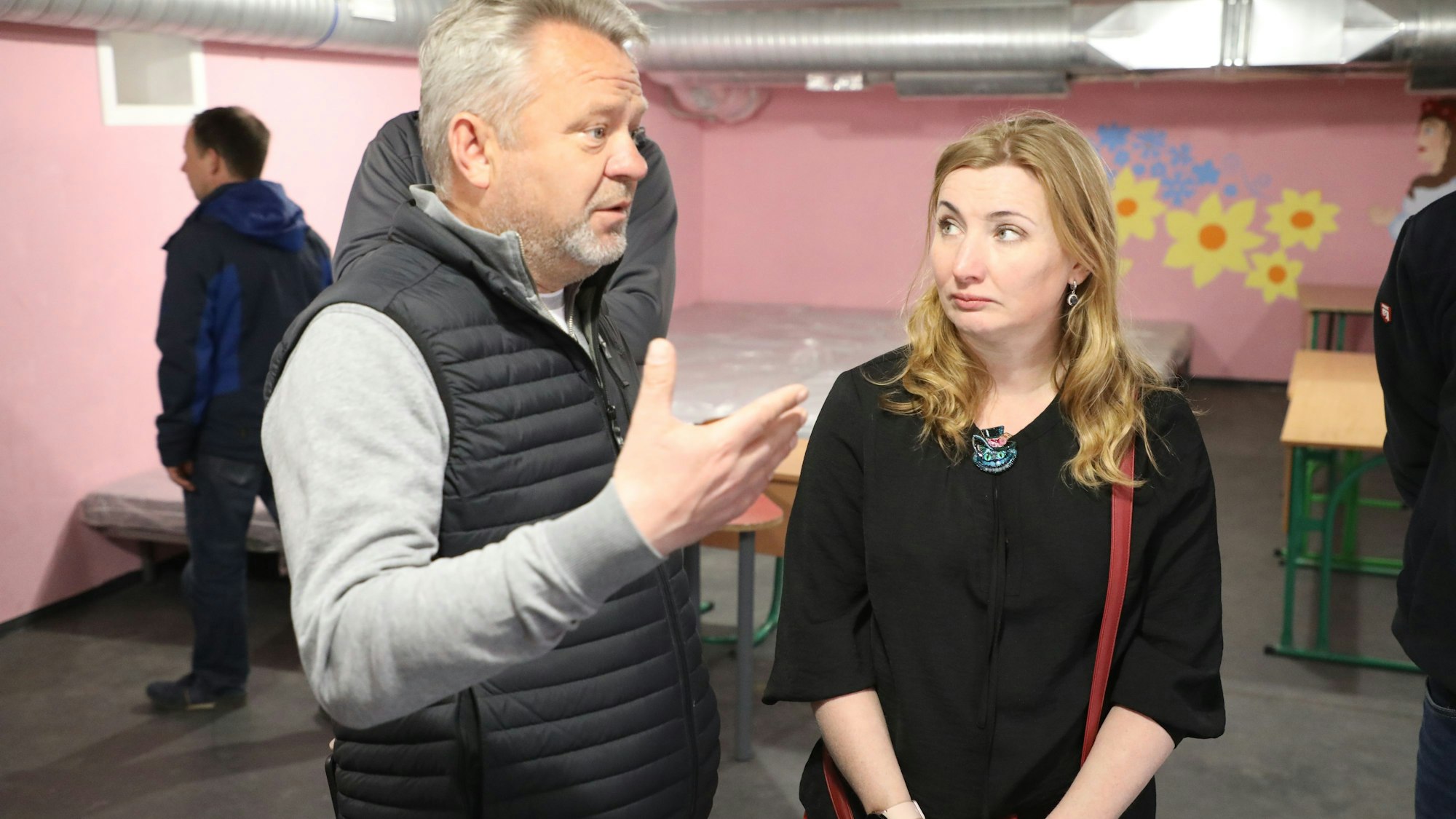 Lehrerin Tetiana Rybakowa steht neben Butschas Bürgermeister Anatolii Fedoruk in einem Schulbunker.