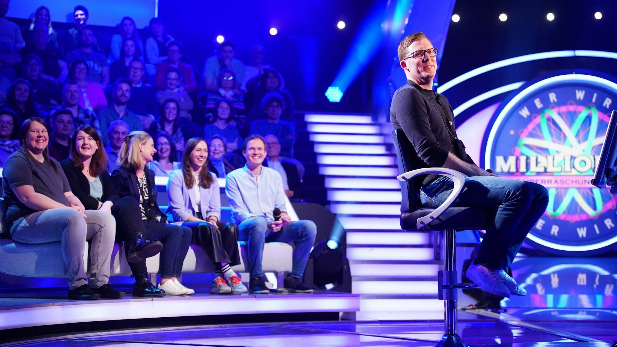 Kandidat Thomas Müther (r.) und seine Mitarbeiter:innen im Kölner TV-Studio.