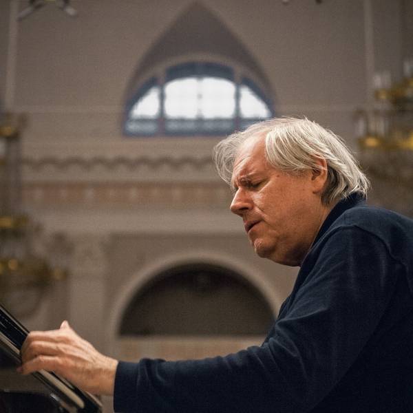 Grigory Sokolov
spielt sein Klavier, er hat die Augen geschlossen und schaut verträumt.
