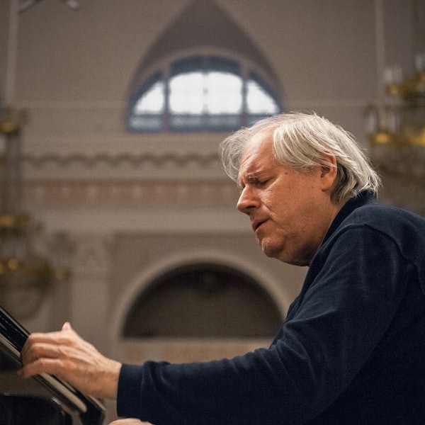 Grigory Sokolov
spielt sein Klavier, er hat die Augen geschlossen und schaut verträumt.