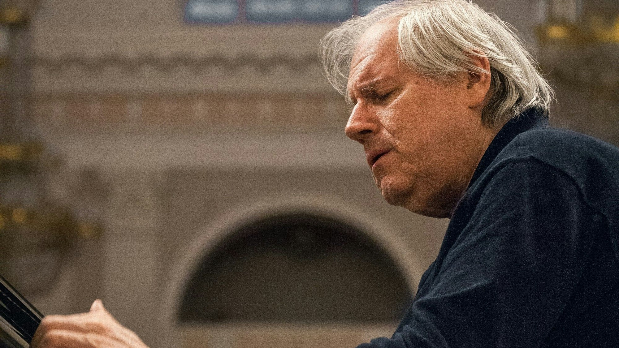 Grigory Sokolov
spielt sein Klavier, er hat die Augen geschlossen und schaut verträumt.