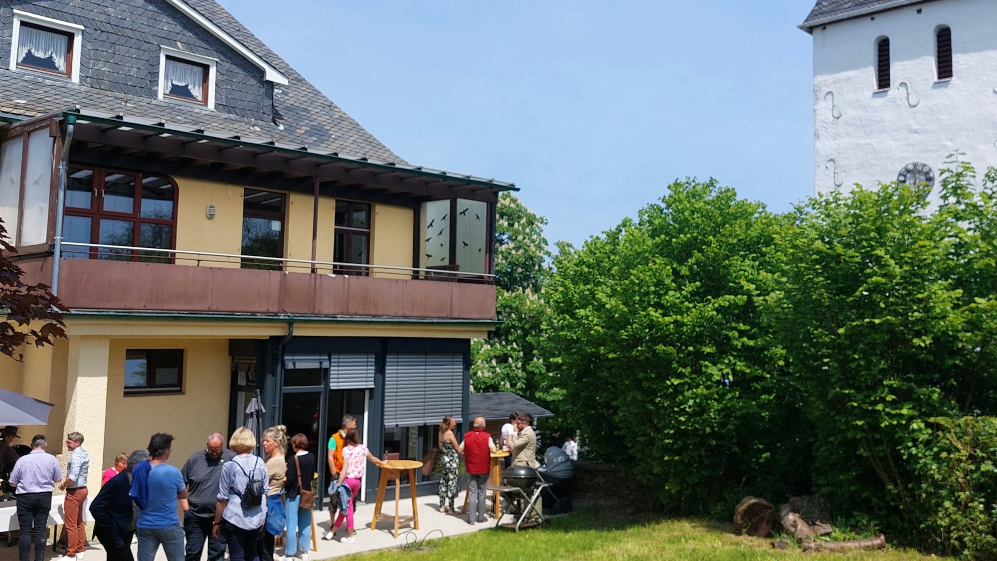 Direkt gegenüber der mehr als 800 Jahre alten Wehrkirche bietet sich das Pfarrhaus als Treffpunkt an.