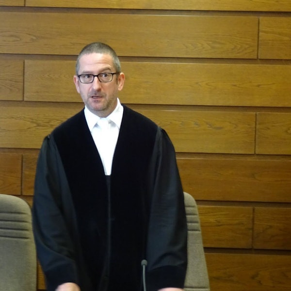 Der Vorsitzende Richter Harald Helmes ließ die Schussabgabe im Kölner Landgericht durchführen.