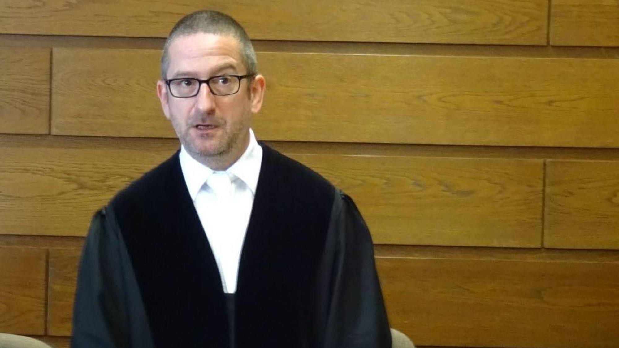 Der Vorsitzende Richter Harald Helmes ließ die Schussabgabe im Kölner Landgericht durchführen.