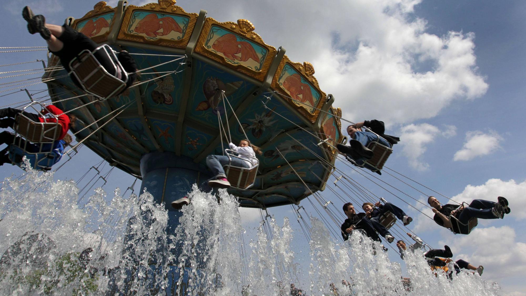 Fahrgäste im Kettenkarussell Wellenflug im Phantasialand.