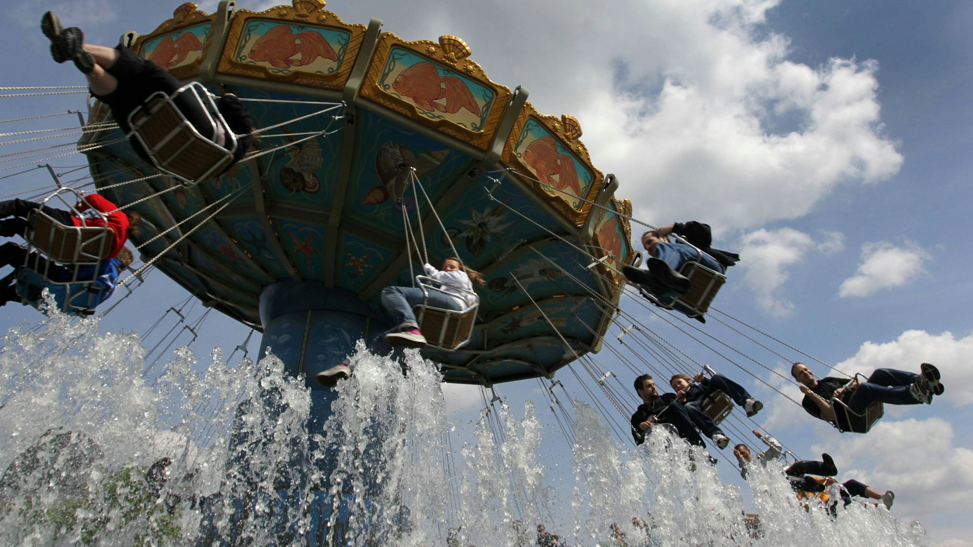 Fahrgäste im Kettenkarussell Wellenflug im Phantasialand.