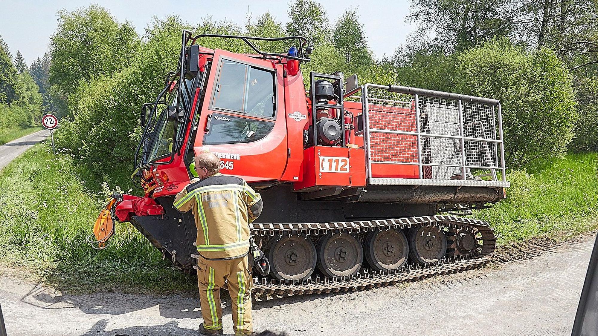 Mit einem Großaufgebot an Einsatzkräften waren die belgische und deutsche Feuerwehr gemeinsam im Venn unterwegs, um einen Oberflächenbrand zu löschen. Auch ein Raupenfahrzeug wurde eingesetzt