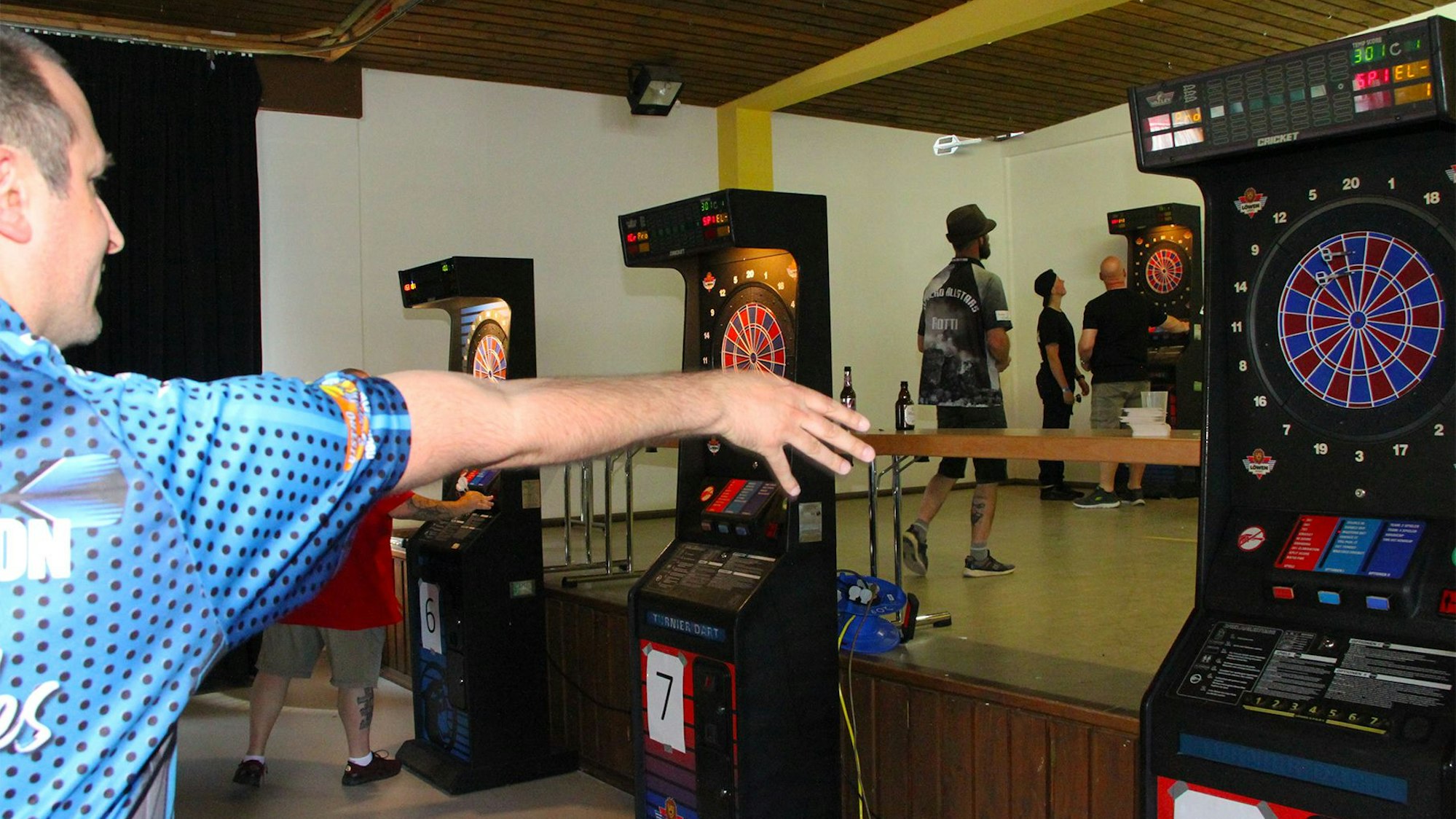 Formgerecht: Alexander Gerdes mit der typischen Handbewegung seines Sports: Der ausgestreckte Arm beim Werfen des Pfeils auf die Dartscheibe.