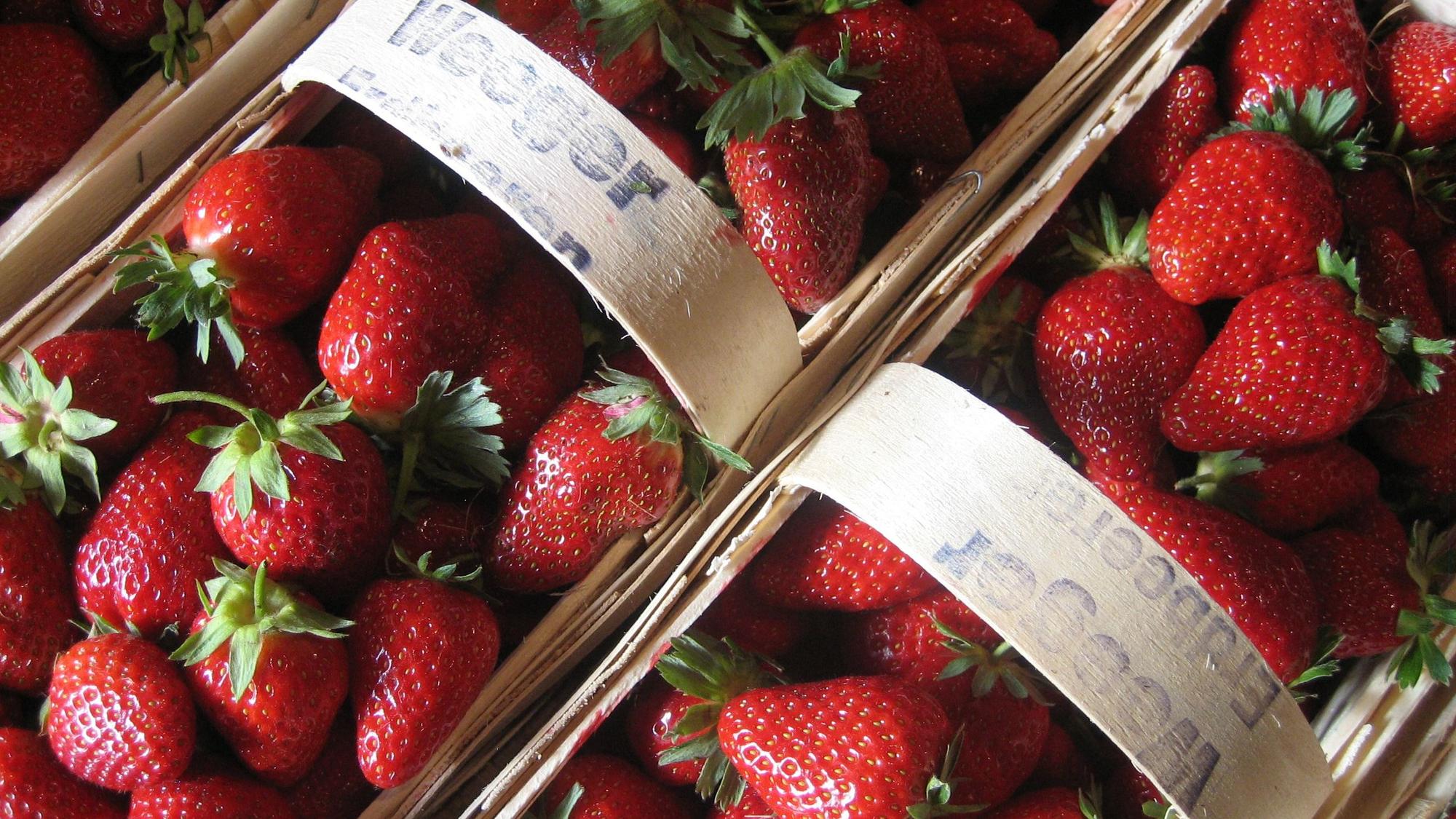 Erdbeeren in zwei Körben