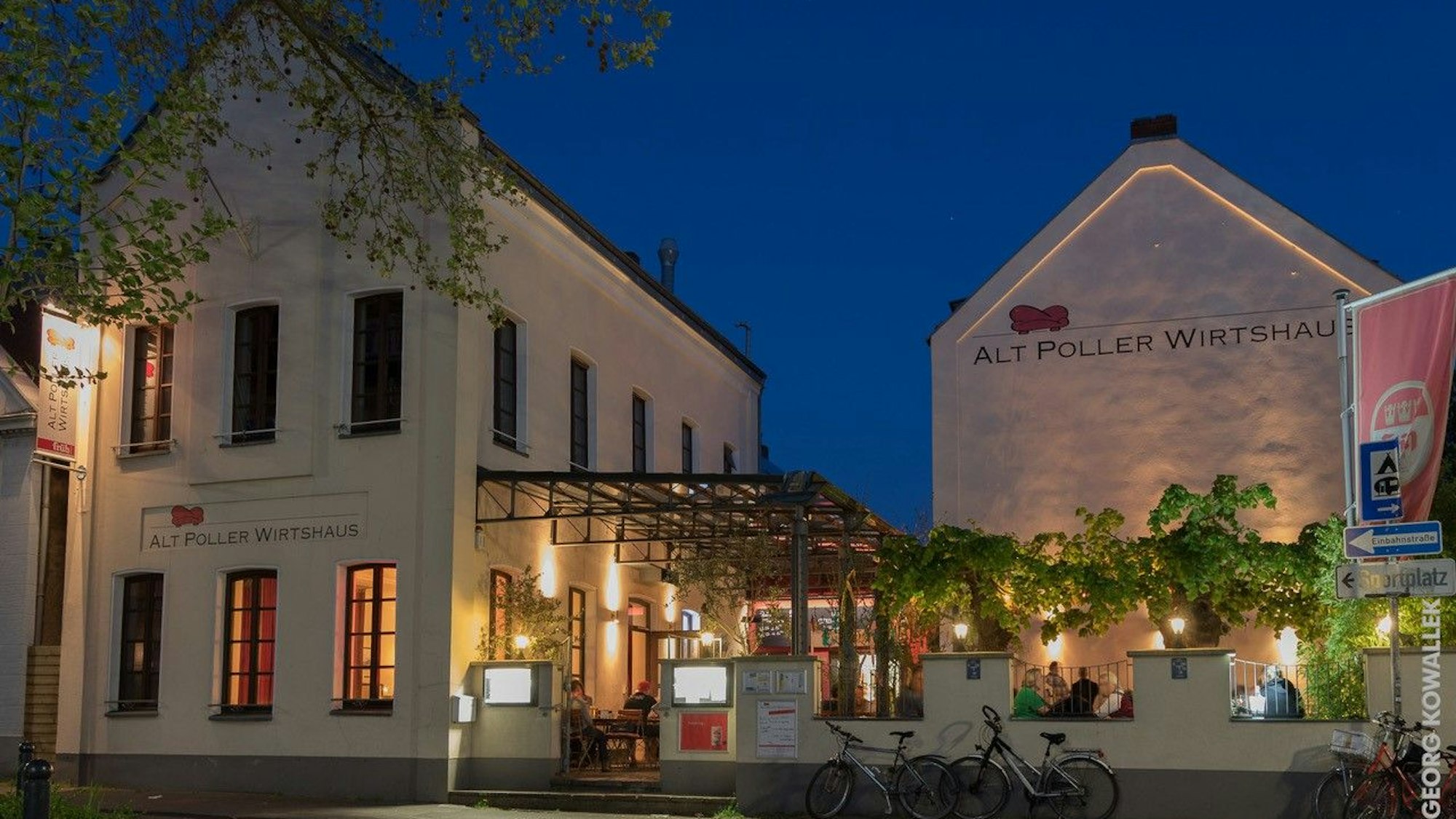 Der Biergarten des Alt Poller Wirtshauses in Köln zur Abendstunde.