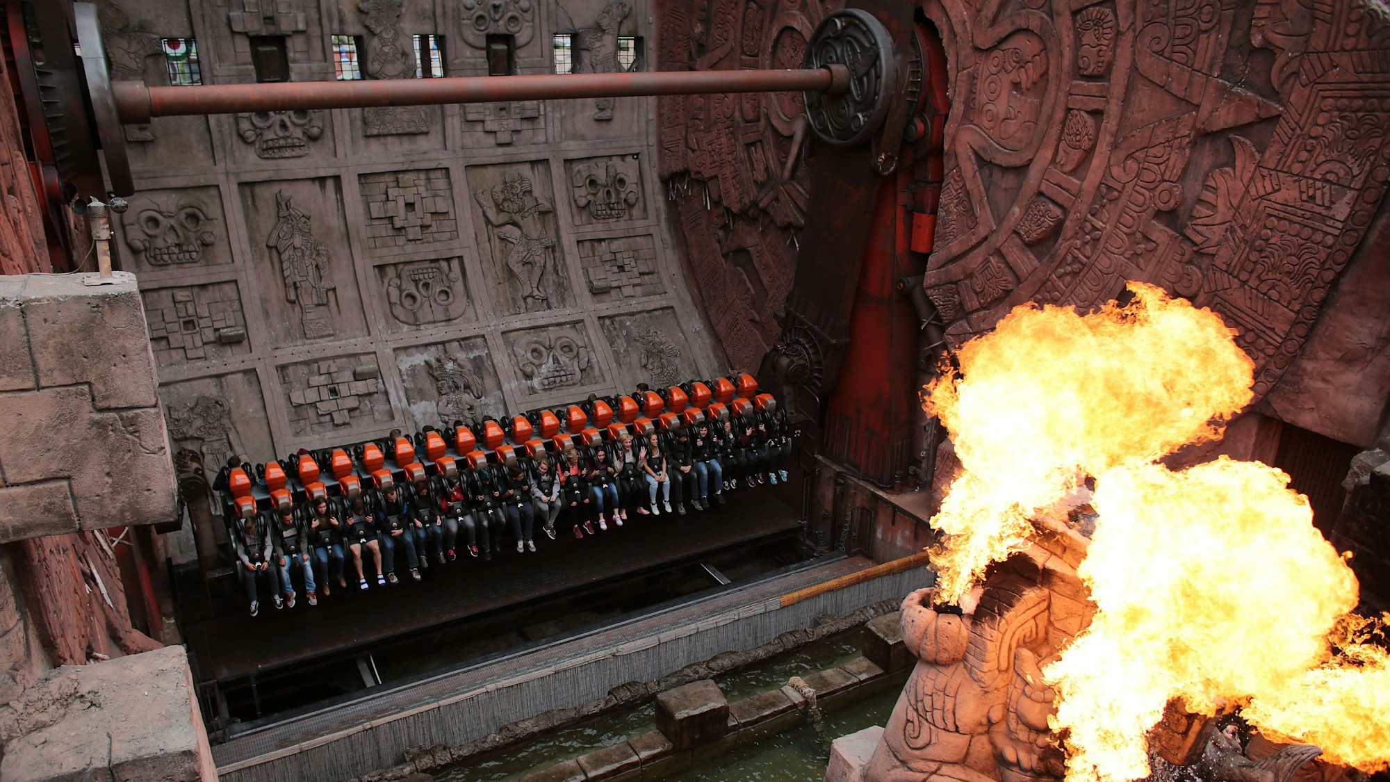 Fahrgäste im Suspended Top Spin Talocan im Phantasialand.