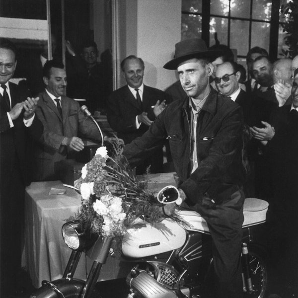 Köln: Armado Rodrigues de Sá, der «einmillionste Gastarbeiter» der Bundesrepublik Deutschland, sitzt auf dem Moped, das er bei seiner Ankunft auf dem Bahnhof Köln-Deutz geschenkt bekommen hat.