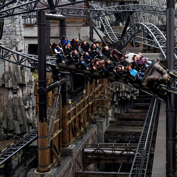 Auf dem Foto ist eine Achterbahn im Freizeitpark Phantasialand zu sehen.