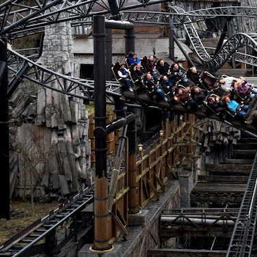 Auf dem Foto ist eine Achterbahn im Freizeitpark Phantasialand zu sehen.