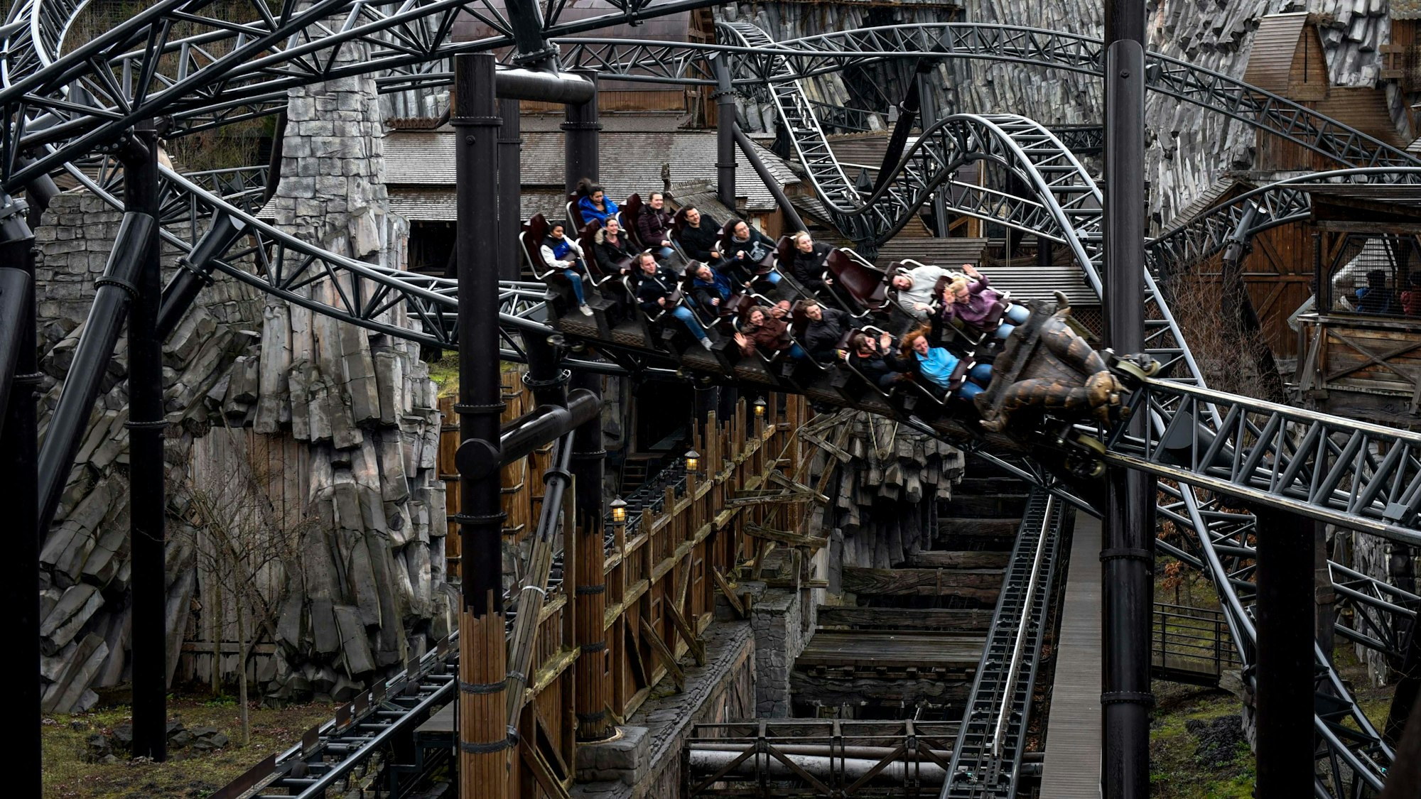 Auf dem Foto ist eine Achterbahn im Freizeitpark Phantasialand zu sehen.