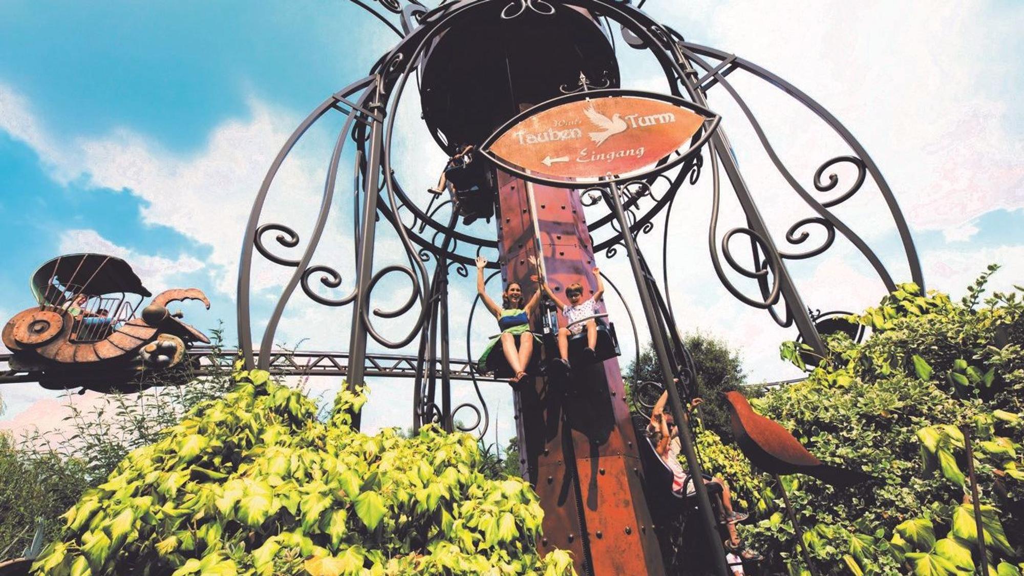 Fahrgäste lassen sich in den Gondeln von Wirtl's Taubenturm im Phantasialand nach unten fallen.