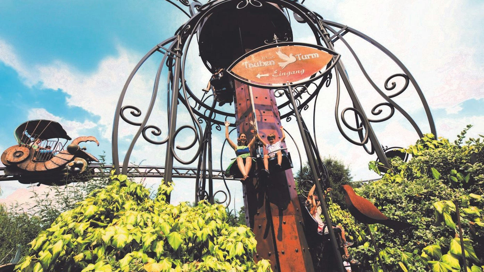 Fahrgäste lassen sich in den Gondeln von Wirtl's Taubenturm im Phantasialand nach unten fallen.