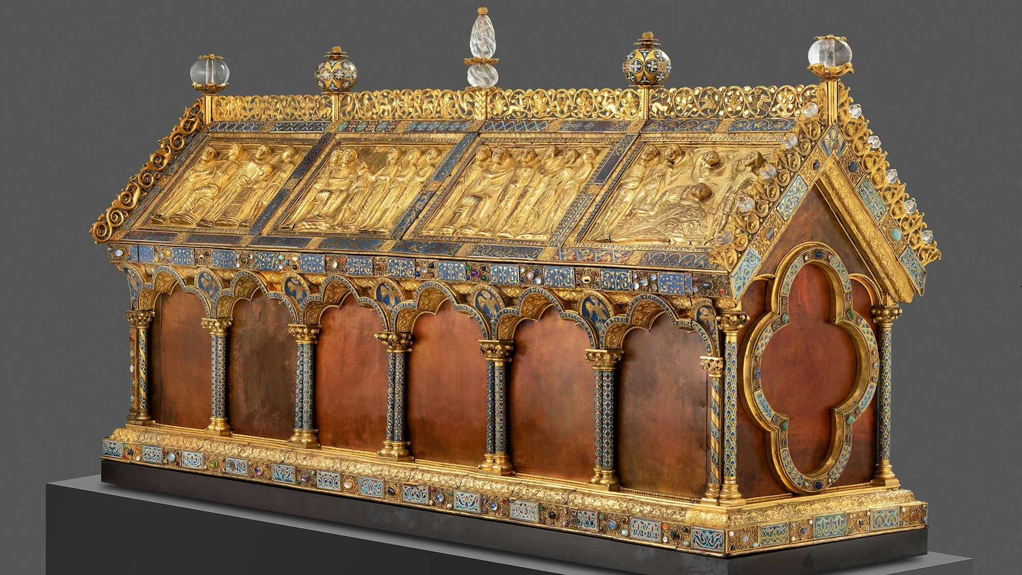 Albinusschrein, ein goldener Schrein, der mit Säulen dekoriert ist und wie ein kleines Gebäude sieht.