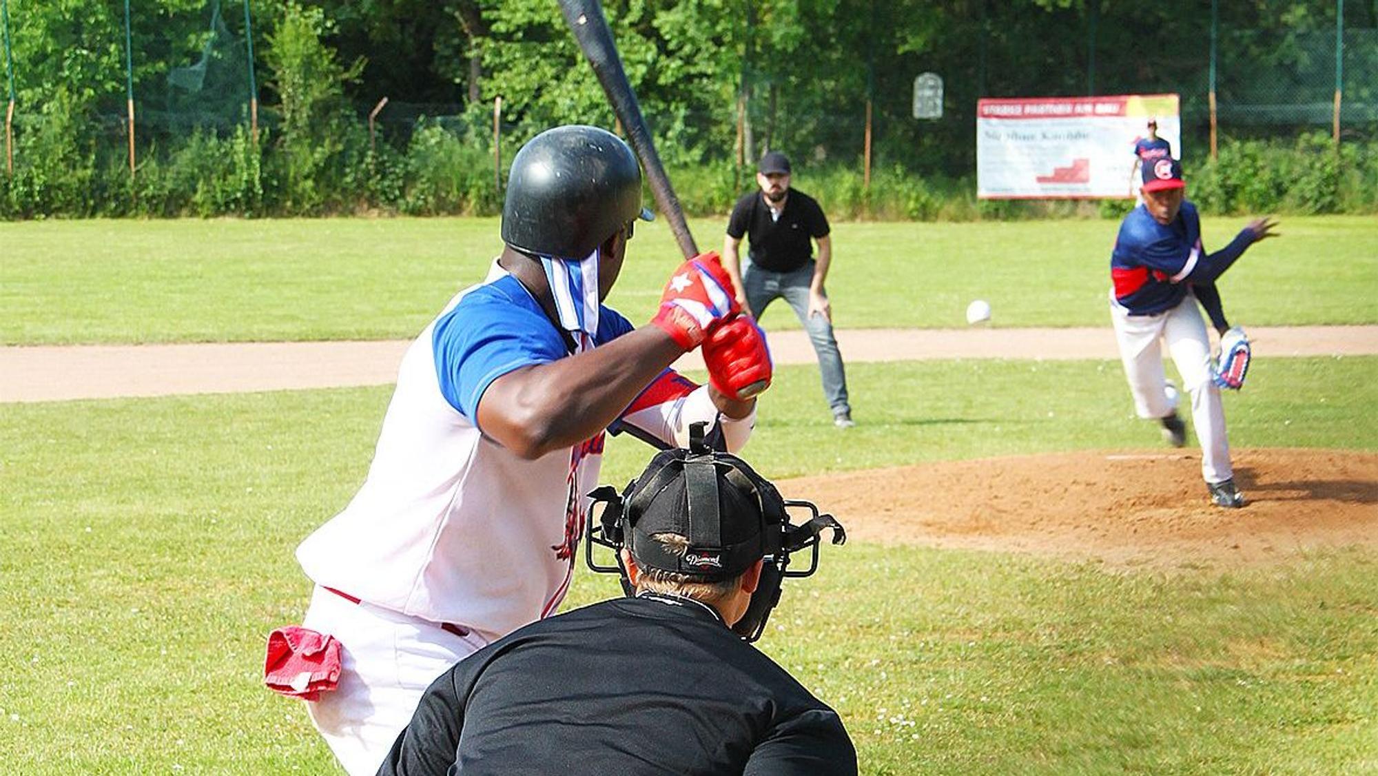 Der Werfer (Pitcher) versucht den Baseball am Schlagmann (Batter) der gegnerischen Mannschaft vorbei zu seinem Fänger (Catcher) zu werfen (verdeckt). Der Schiedsrichter (Umpire) überwacht die korrekte Wurftechnik: Der Ball darf nicht unterhalb des Knies und nicht oberhalb der Brust des Batters geworfen werden.