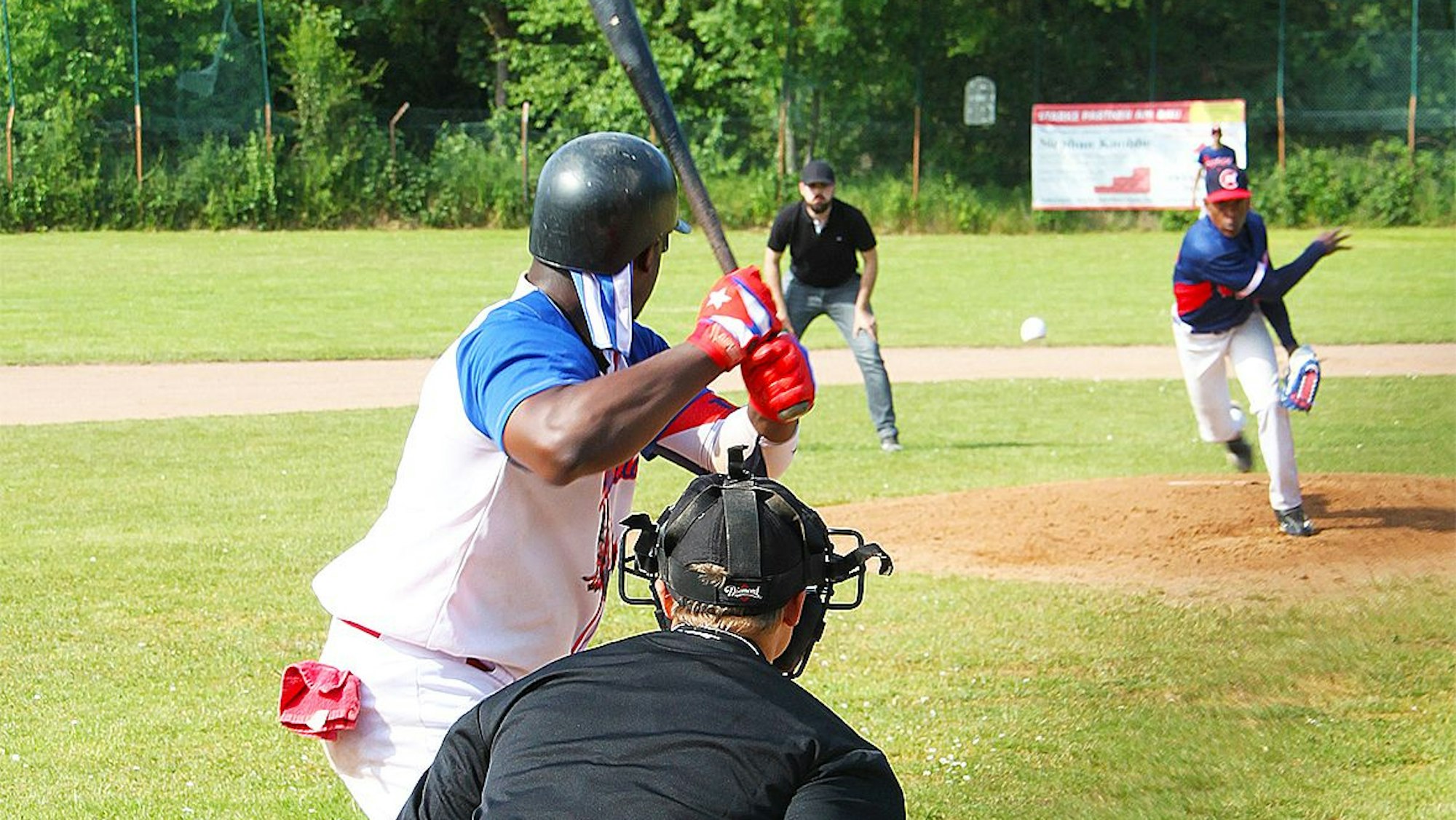 Der Werfer (Pitcher) versucht den Baseball am Schlagmann (Batter) der gegnerischen Mannschaft vorbei zu seinem Fänger (Catcher) zu werfen (verdeckt). Der Schiedsrichter (Umpire) überwacht die korrekte Wurftechnik: Der Ball darf nicht unterhalb des Knies und nicht oberhalb der Brust des Batters geworfen werden.