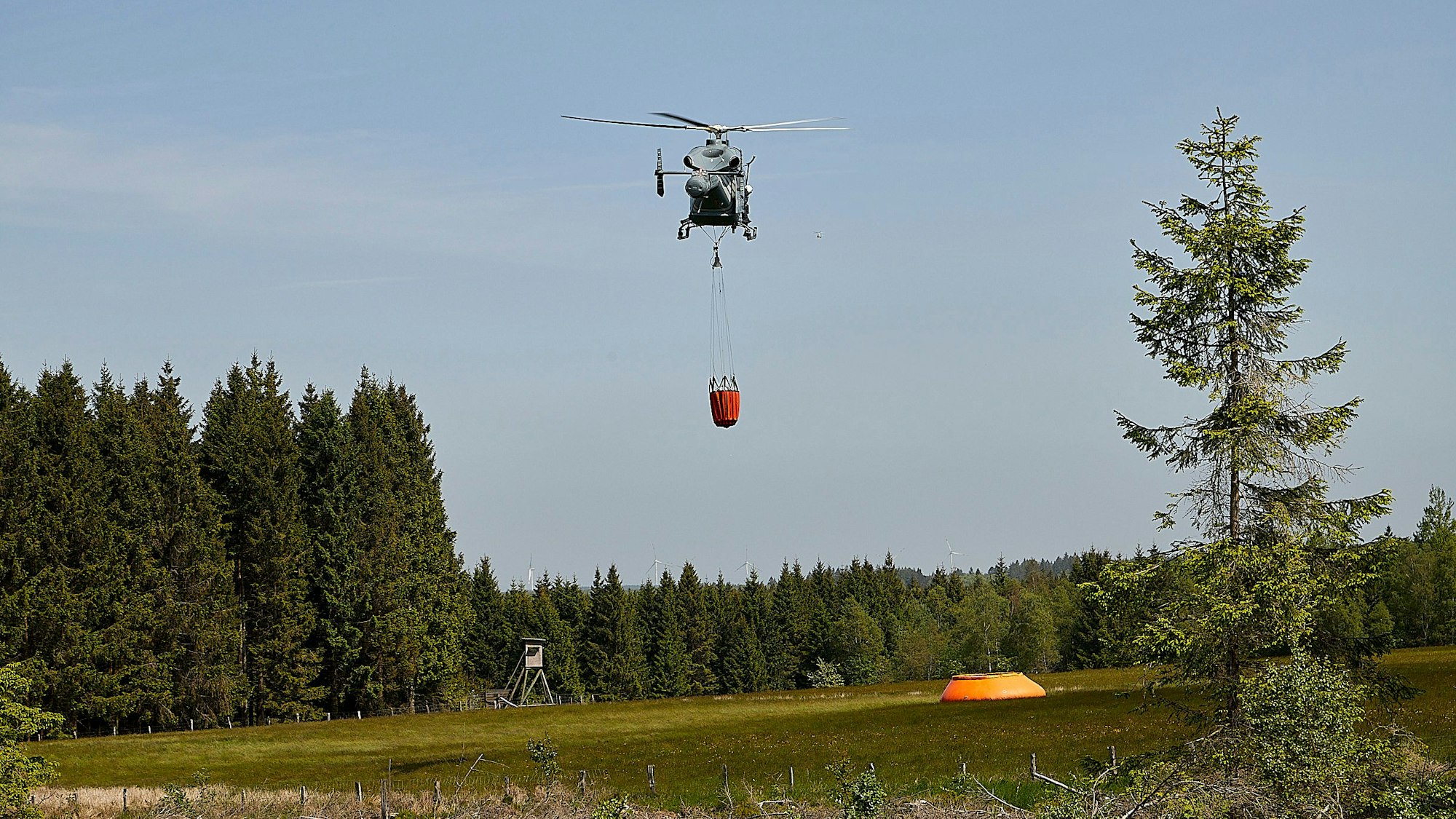 Mit einem Großaufgebot an Einsatzkräften waren die belgische und deutsche Feuerwehr gemeinsam im Venn unterwegs, um einen Oberflächenbrand zu löschen.
