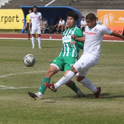 Mehdi Reichert (rechts) vom Siegburger SV 04