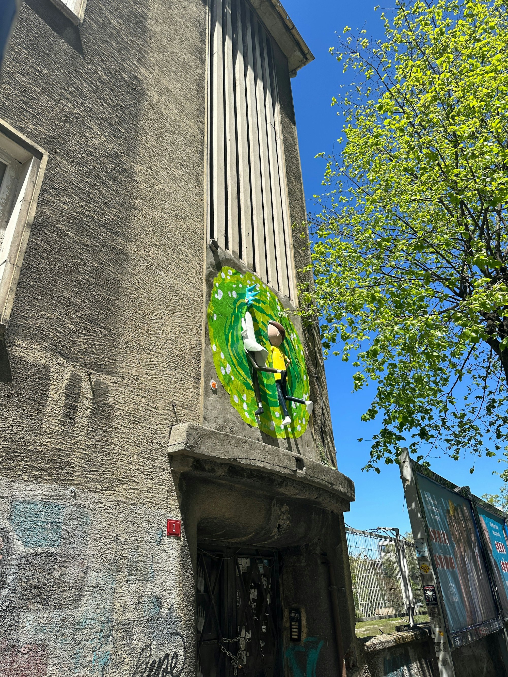 Das 3D-Kunstwerk zeigt in Istanbul an einer Hauswand die Rückseite der Comic-Figuren, Rick und Morty aus der gleichnamigen Serie, die durch ein Portal gehen.