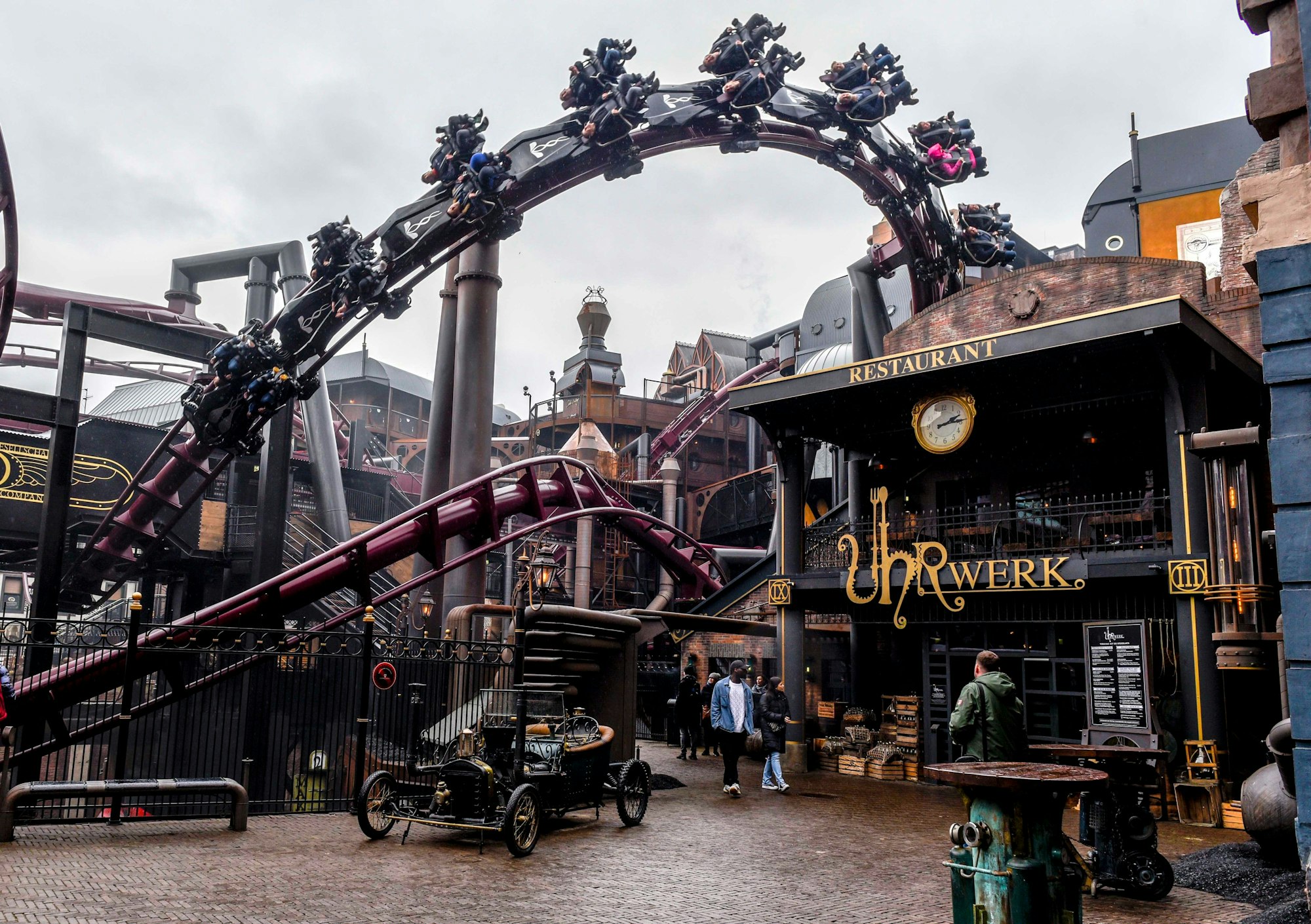 Der Flying Launch Coaster F.L.Y. in der Themenwelt Rookburgh fährt sogar durch das Hotel Charles Lindbergh. Hier neben dem Restaurant Uhrwerk zu sehen.