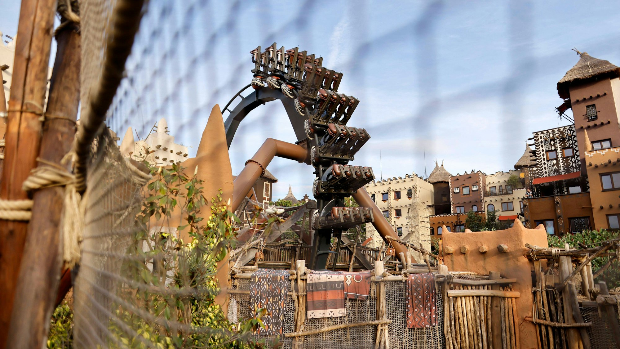 Die Achterbahn Black Mamba in der Themenwelt „Deep in Africa“ des Freizeitparks Phantasialand.