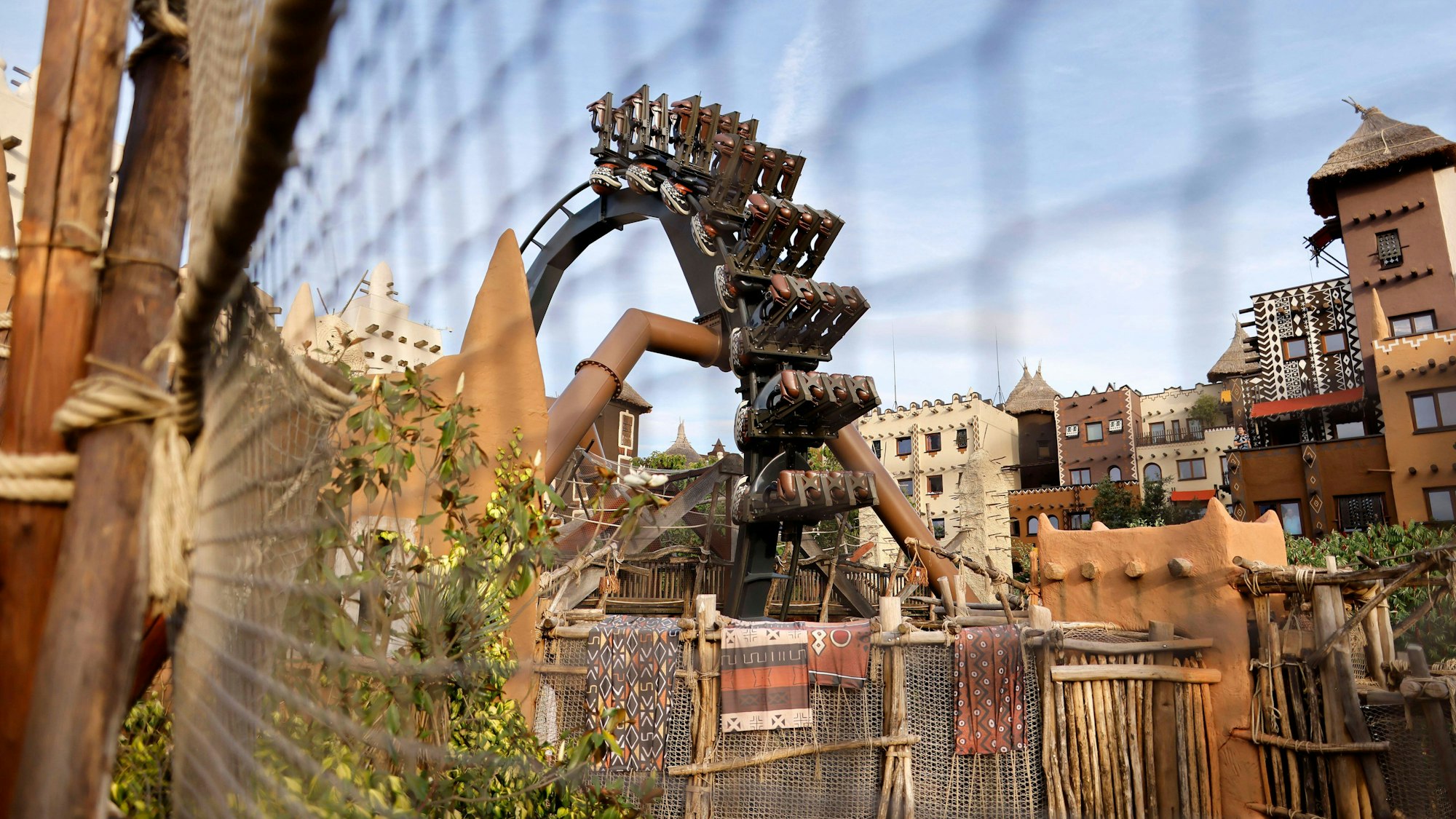Blick auf die Achterbahn Black Mamba im Phantasialand.