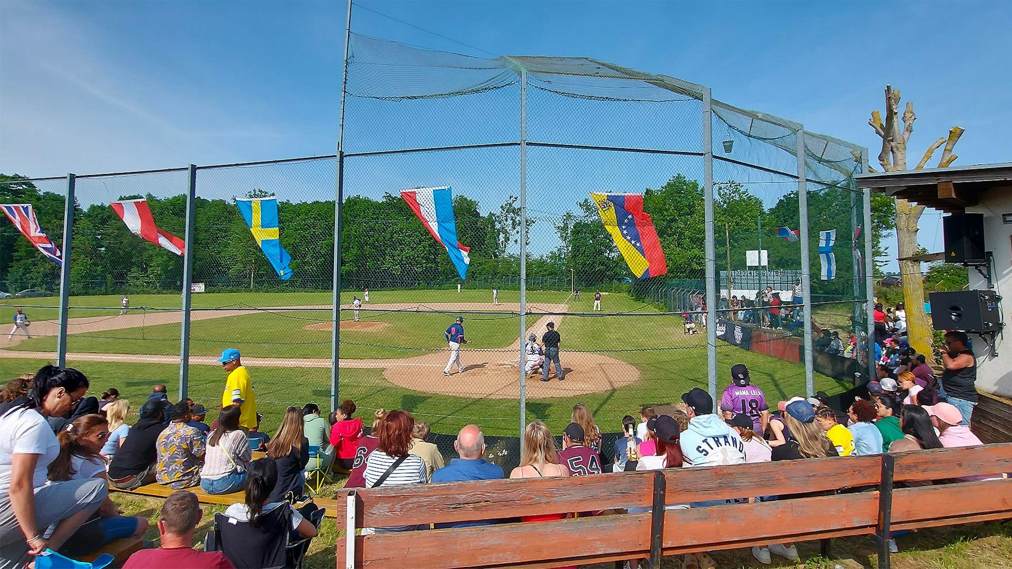 Dicht besetzt waren die Zuschauerreihen beim „Eifel Cup“ auf dem Naby Field der Zülpich Eagles in Niederelvenich.