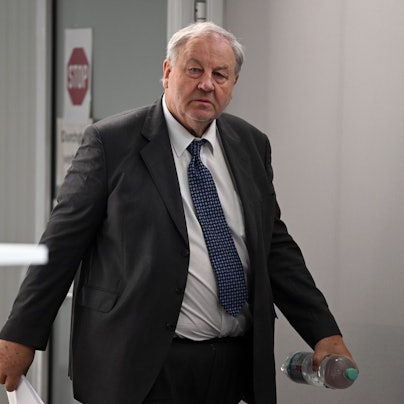 Der Steueranwalt Hanno Berger kommt zum Prozessauftakt in den Gerichtssaal