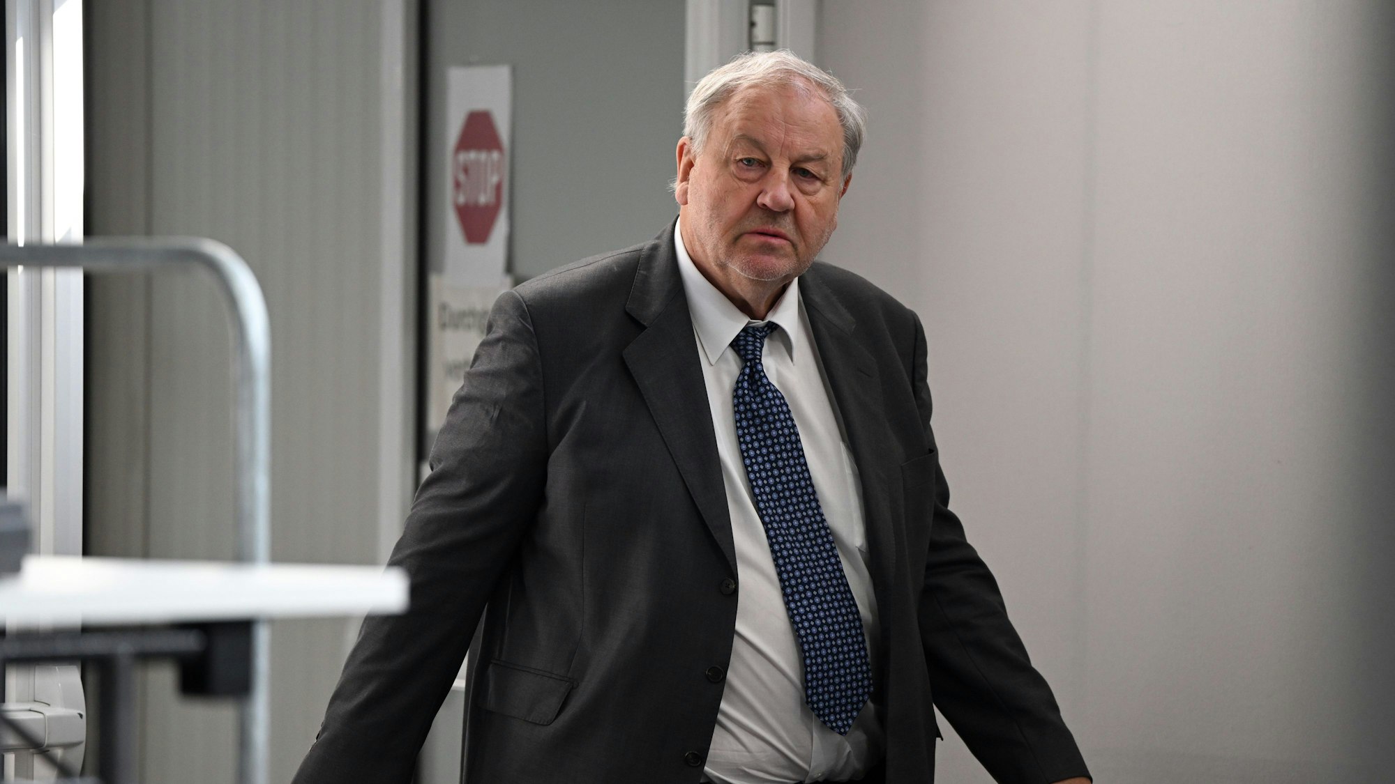 Der Steueranwalt Hanno Berger kommt zum Prozessauftakt in den Gerichtssaal