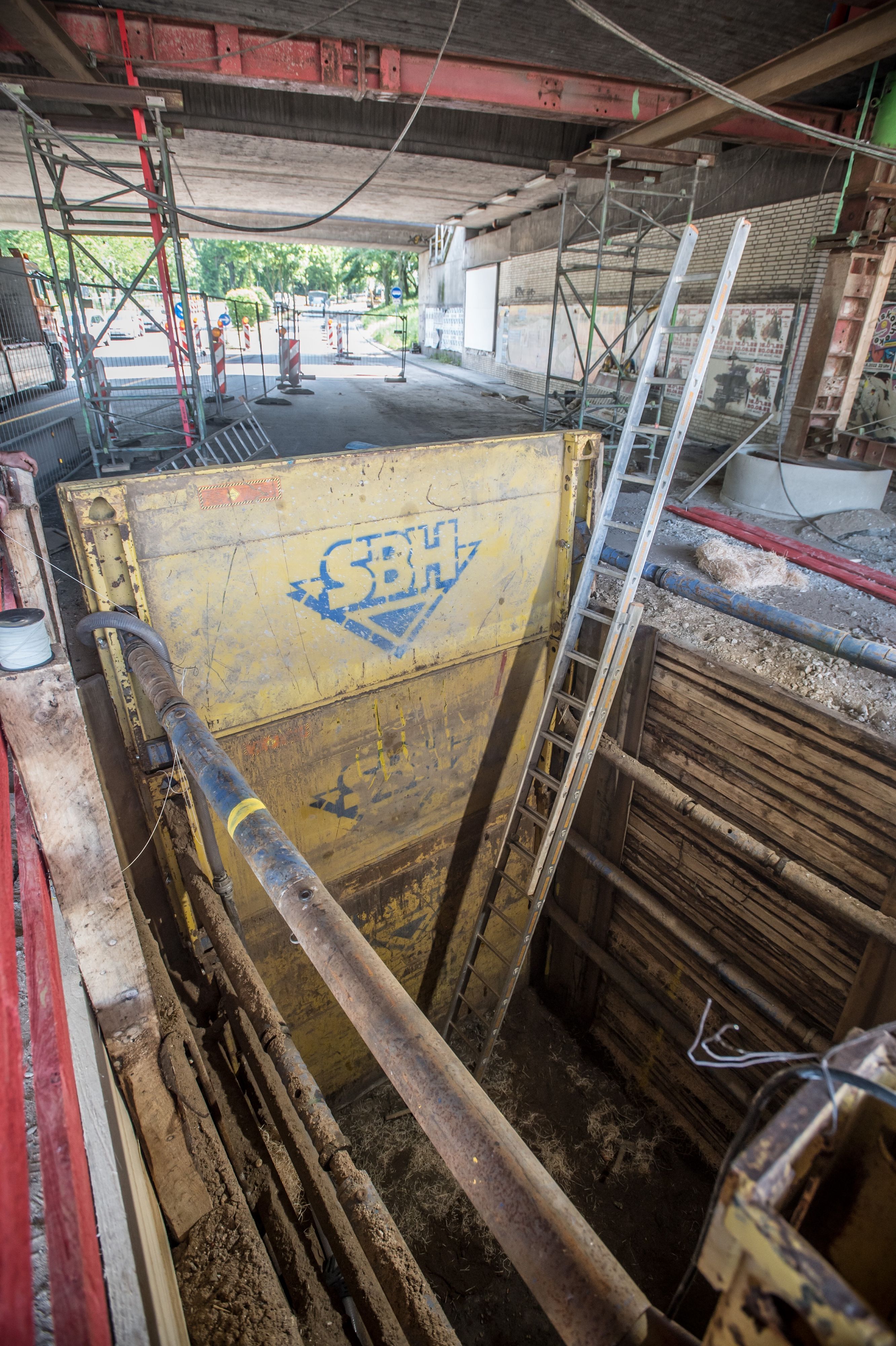 Unterm Fundament der Eisenbahnbrücke Rathenaustraße wird in einem bergmännischen Stollen ein Kampfmittelverdachtsfall überprüft.