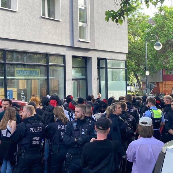 Solidaritäts-Demonstrations mit verurteilter Linksextremistin Lina E.: Die Kölner Polizei hat am Mittwochabend Demonstrierende nahe der Severinstraße eingekesselt.