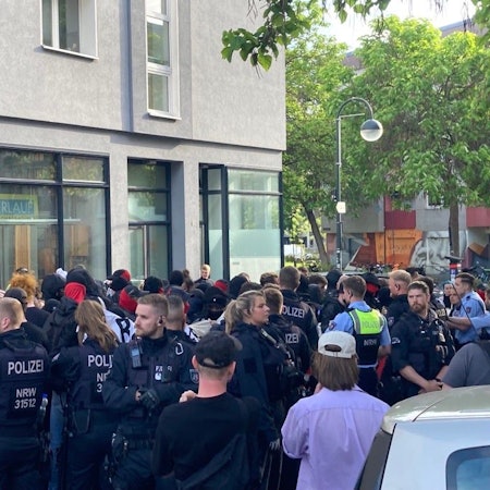 Solidaritäts-Demonstrations mit verurteilter Linksextremistin Lina E.: Die Kölner Polizei hat am Mittwochabend Demonstrierende nahe der Severinstraße eingekesselt.