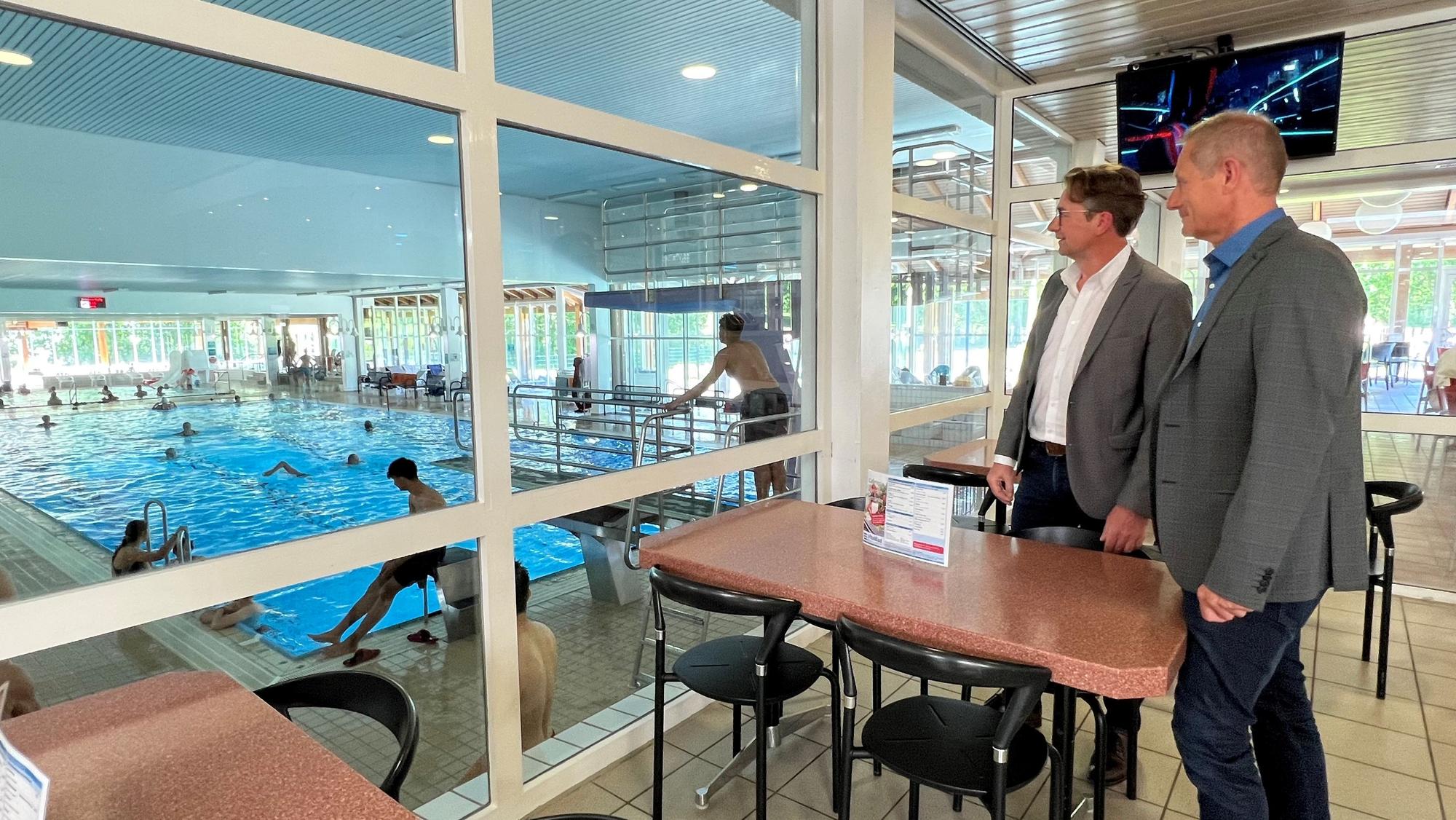 Vitalbad Burscheid: Betriebsleiter Karsten Blum und Geschäftsführer Christian Meuthen vor einem Jahr beim Blick vom Bistro in die Schwimmhalle.
