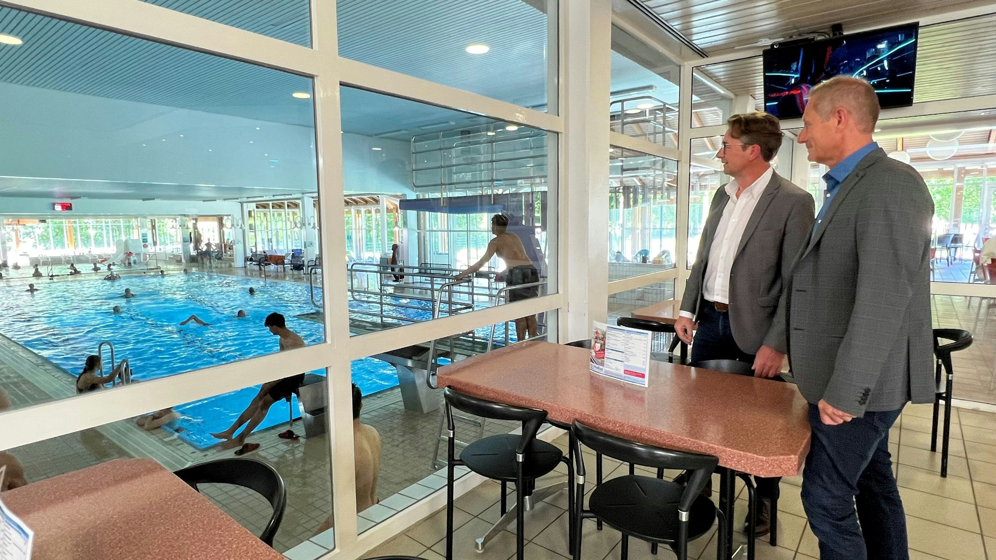 Vitalbad Burscheid: Betriebsleiter Karsten Blum und Geschäftsführer Christian Meuthen beim Blick vom Bistro in die Schwimmhalle