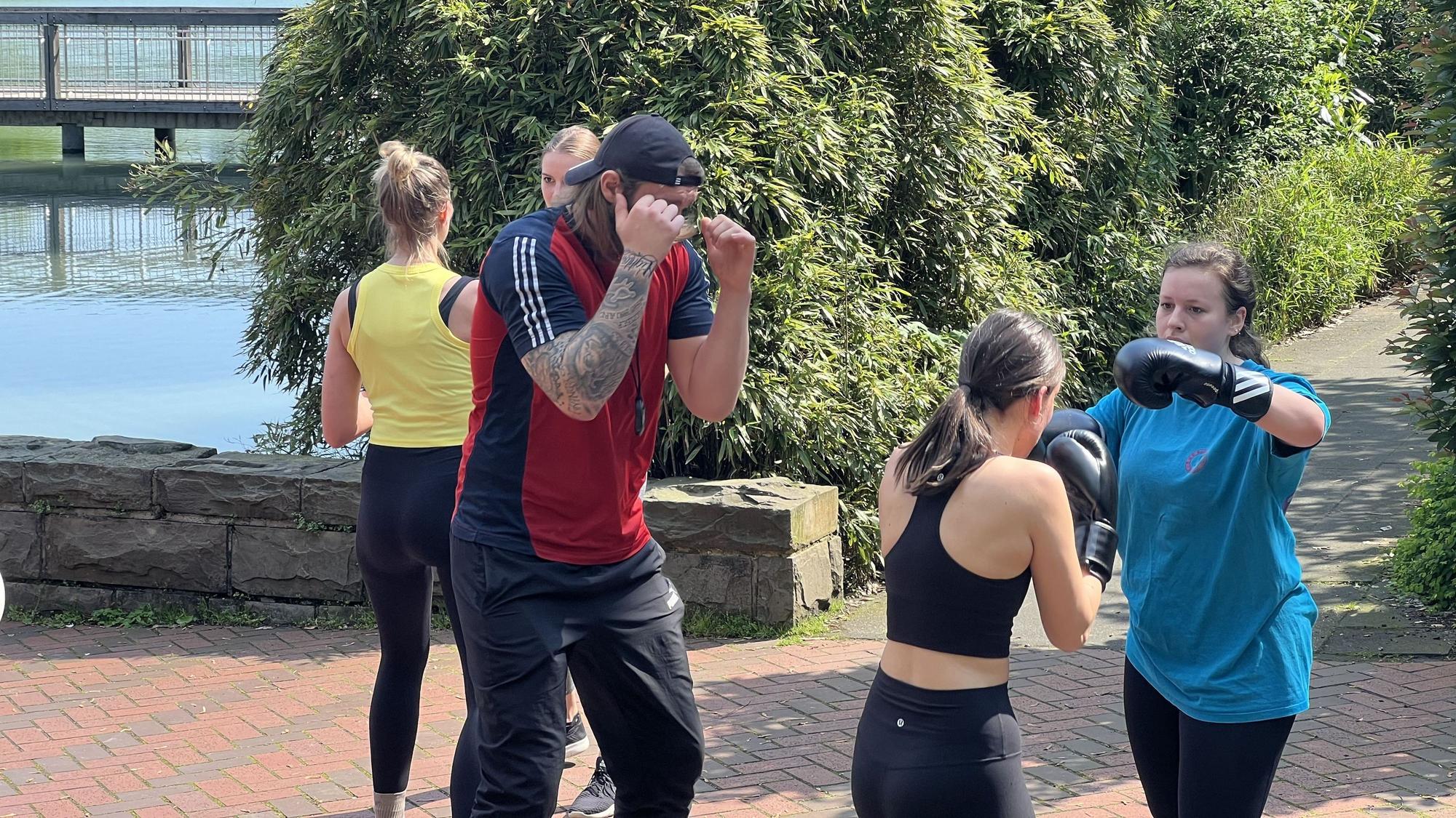 Zwei Frauen-Paare trainieren mit Pete Ganz am Aachener Weiher