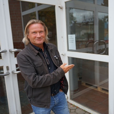 Branko Appelmann an der Tür der Mehrzweckhalle