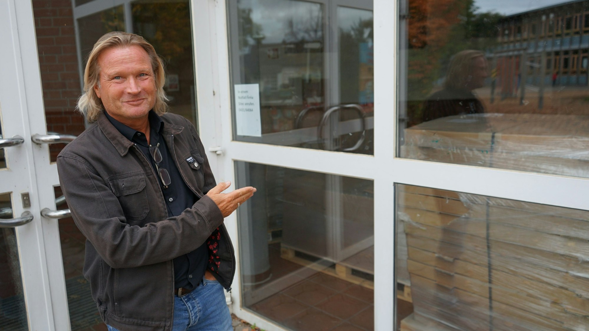 Branko Appelmann an der Tür der Mehrzweckhalle