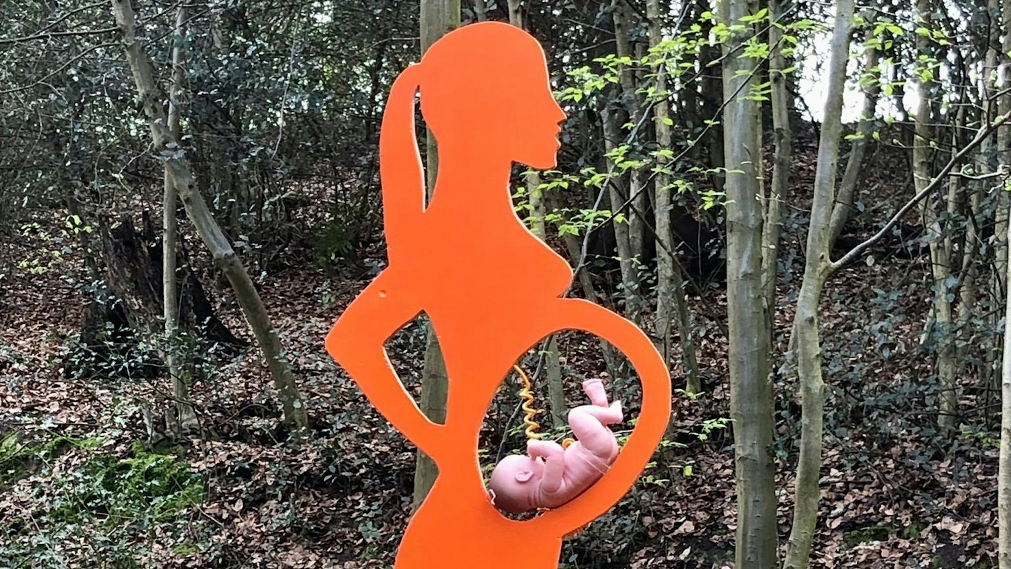 Ein Plastikaby in einer Kunstinstallation.