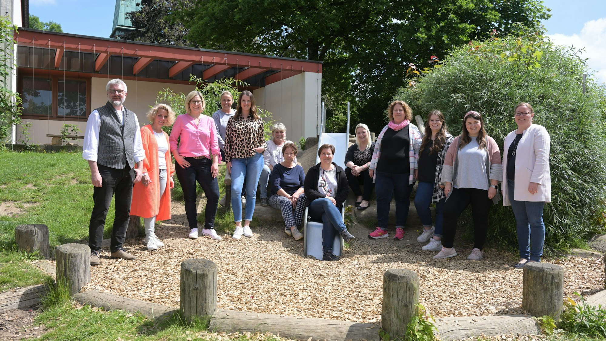 Mitarbeiter:innen der Kita St. Engelbert Voiswinke in Odenthal schauen in Richtung der Kamera.