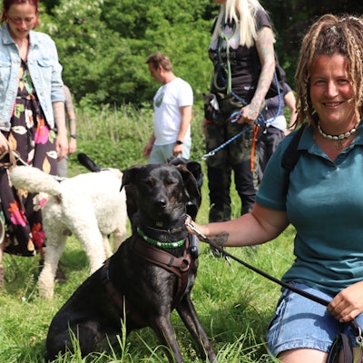 Auf dem Foto ist Hundetrainerin Luise Pieper mit ihrem Hund Mo zu sehen.