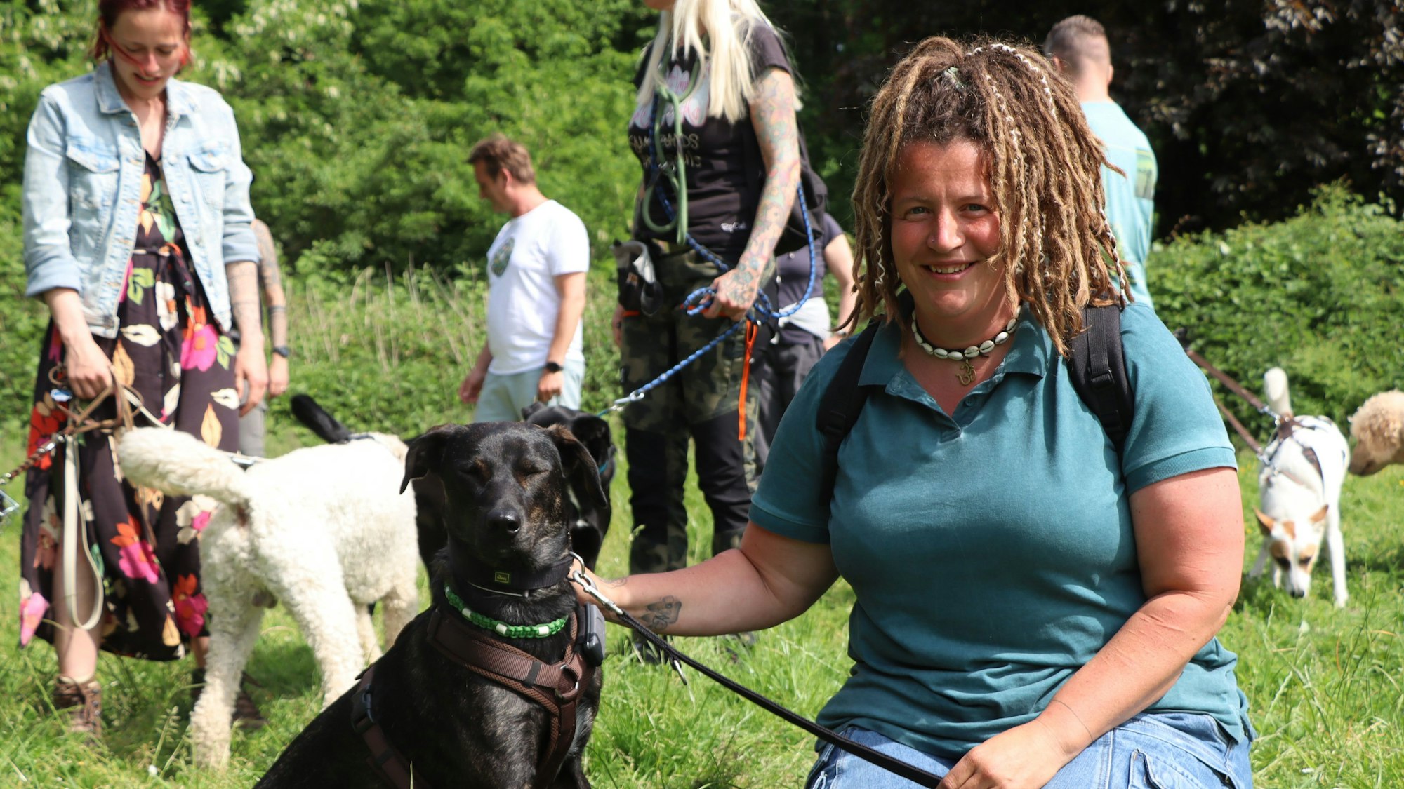 Auf dem Foto ist Hundetrainerin Luise Pieper mit ihrem Hund Mo zu sehen.