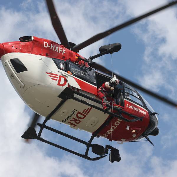 Ein Rettungshubschrauber der DRF Luftrettung, demonstriert eine Windenrettung bei einem Fototermin anlässlich des 30-jährigen Bestehens der DRF Luftrettungsstation.