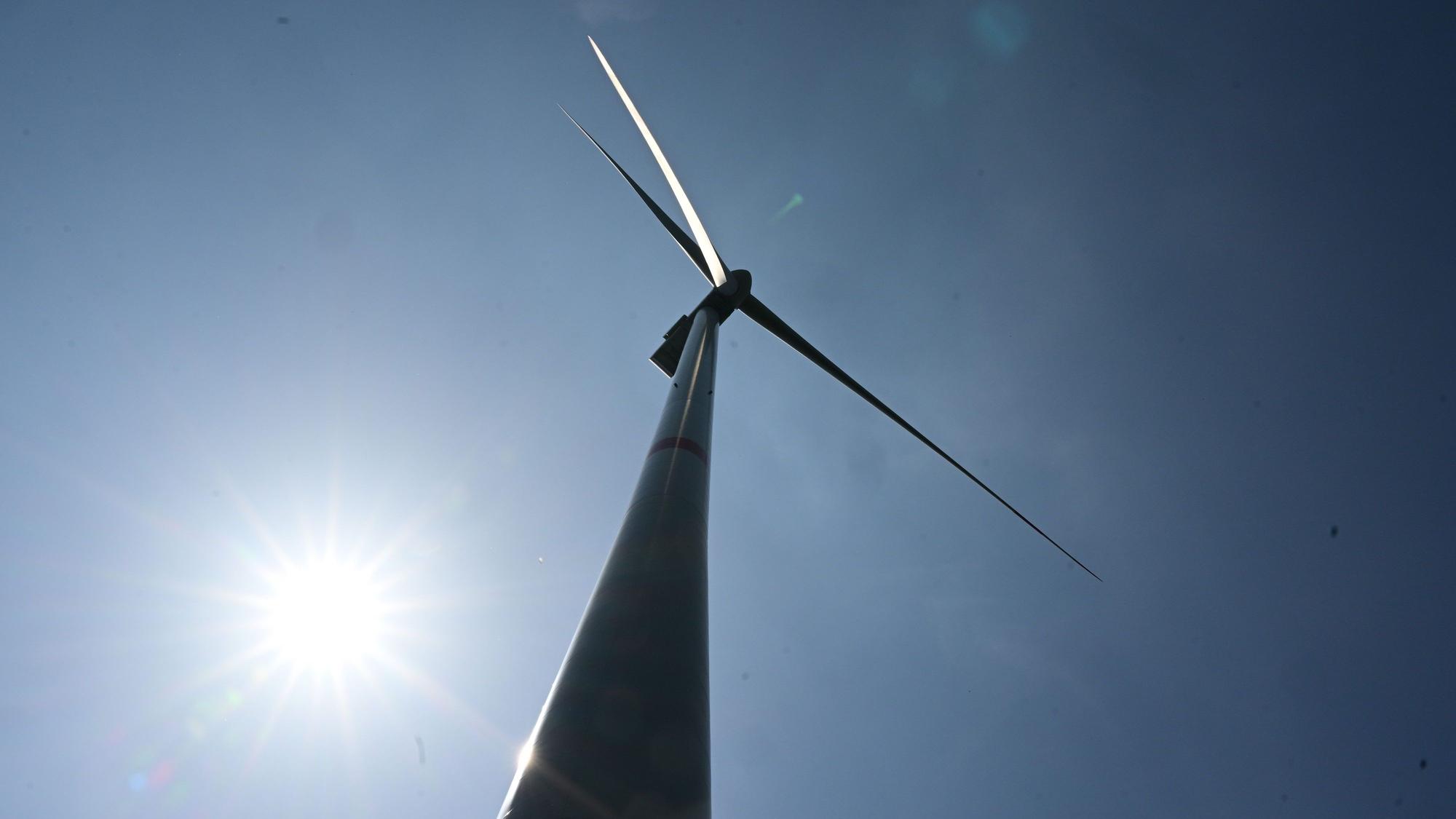 Baden-Württemberg, Sulzbach-Laufen: Ein Windrad steht in Sulzbach-Laufen. An diesem Standort werden weitere Windräder gebaut.