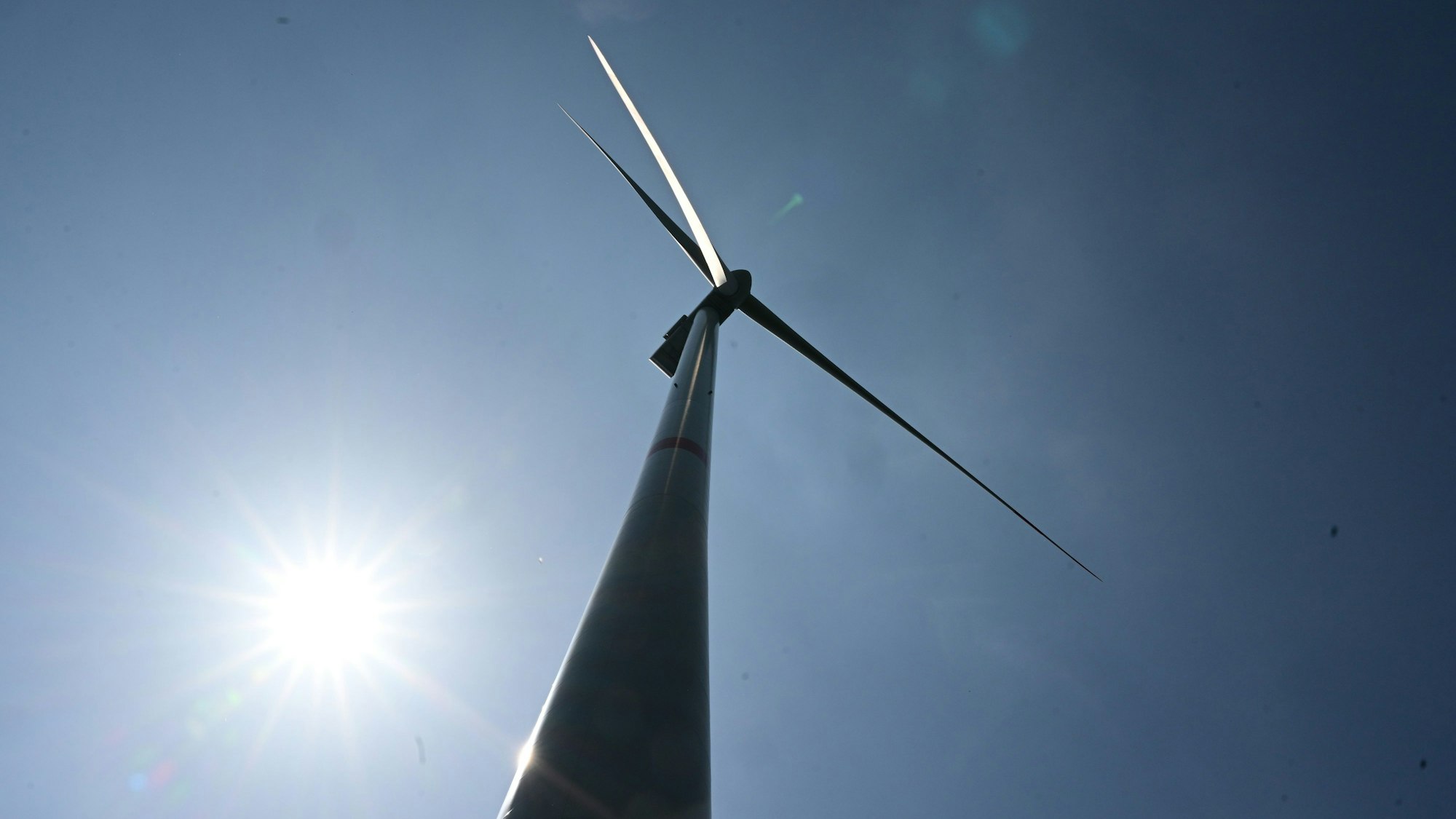 Baden-Württemberg, Sulzbach-Laufen: Ein Windrad steht in Sulzbach-Laufen. An diesem Standort werden weitere Windräder gebaut.