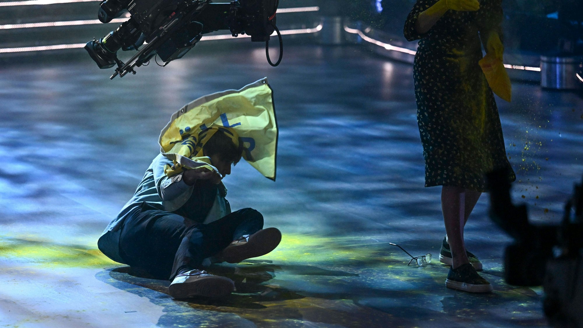 Let s Dance Finale in Stockholm STOCKHOLM 20230527 Aktivister med budskapet Aterställ vatmarker tog sig in pa dansgolvet under Charlotte Kallas dansnummer under finalen i Let s Dance 2023. Stockholm Sverige x10030x *** STOCKHOLM 20230527 Activists with the message Restore waterways took to the dance floor during Charlotte Kallas dance number during the final of Lets Dance 2023 Stockholm Sweden x10030x PUBLICATIONxNOTxINxDENxNORxSWExFIN Copyright: xJonasxEkströmer/TTx LETS DANCE FINAL 2023 TTABB0000000000189945