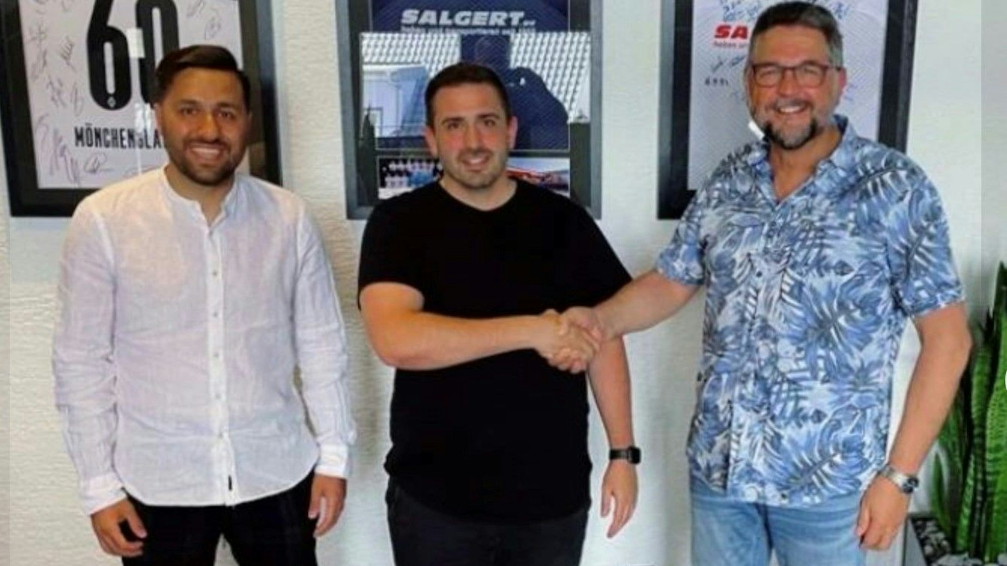 Sportchef Mehmet Dogan (von links), Trainer Lino Sánchez Copano und Vizevorsitzender Wolfgang Salgert